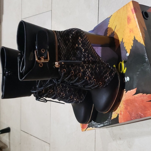 New Italina 4.5 inch black python snake bootie...size 7. - Picture 9 of 13